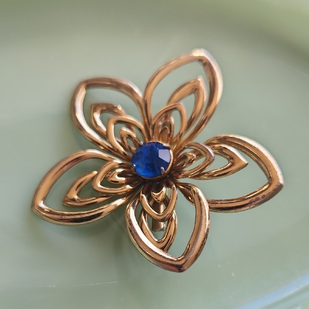 Vintage Floral Brooch With Goldtone Metal Blue Crystal In Middle 15$